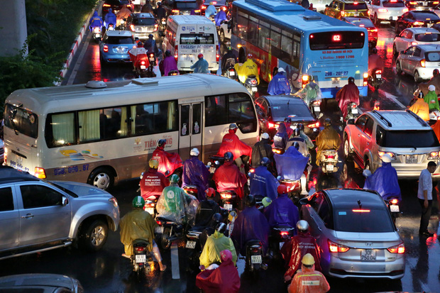 Hà Nội: Nhiều tuyến đường tắc cứng, người dân vật vã về nhà trong cơn mưa tầm tã do ảnh hưởng của bão số 7 - Ảnh 5.
