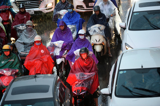 Hà Nội: Nhiều tuyến đường tắc cứng, người dân vật vã về nhà trong cơn mưa tầm tã do ảnh hưởng của bão số 7 - Ảnh 7.