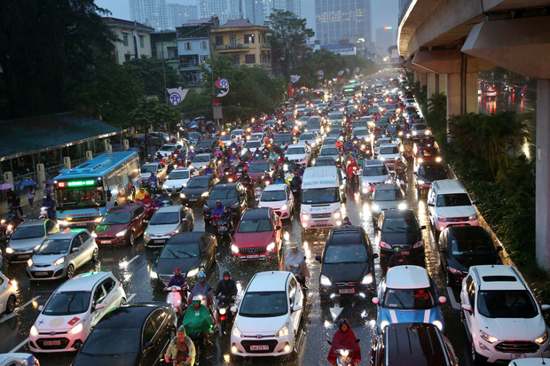 Hà Nội: Nhiều tuyến đường tắc cứng, người dân vật vã về nhà trong cơn mưa tầm tã do ảnh hưởng của bão số 7 - Ảnh 9.