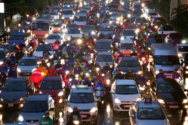 Hà Nội: Nhiều tuyến đường tắc cứng, người dân vật vã về nhà trong cơn mưa tầm tã do ảnh hưởng của bão số 7 - Ảnh 10.
