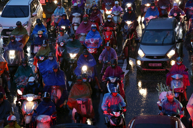 Hà Nội: Nhiều tuyến đường tắc cứng, người dân vật vã về nhà trong cơn mưa tầm tã do ảnh hưởng của bão số 7 - Ảnh 11.