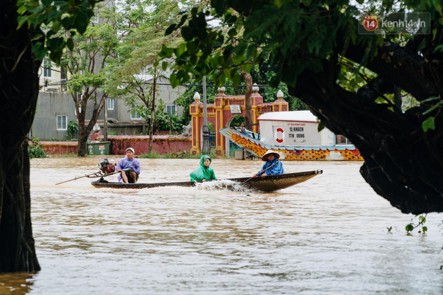  Mất điện, nước lũ gây ngập nặng, người dân Huế kiệt sức: “Chưa có năm nào khắc nghiệt như năm nay”  - Ảnh 1.