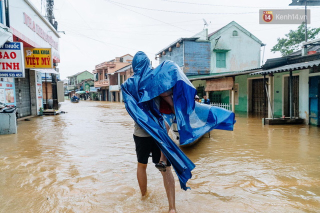  Mất điện, nước lũ gây ngập nặng, người dân Huế kiệt sức: “Chưa có năm nào khắc nghiệt như năm nay”  - Ảnh 12.