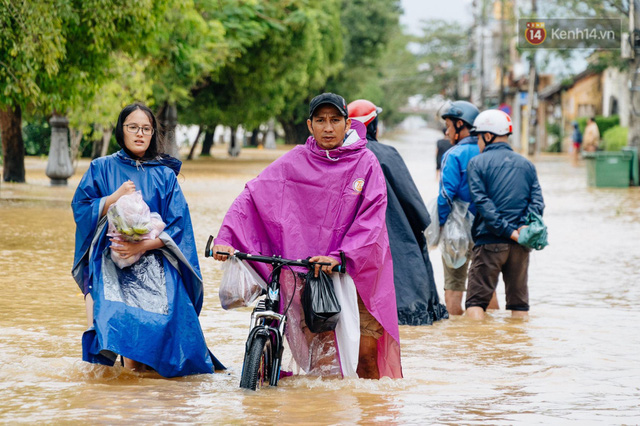  Mất điện, nước lũ gây ngập nặng, người dân Huế kiệt sức: “Chưa có năm nào khắc nghiệt như năm nay”  - Ảnh 16.