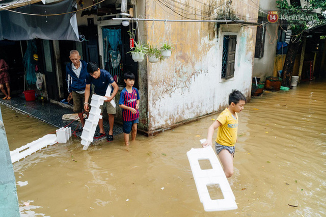  Mất điện, nước lũ gây ngập nặng, người dân Huế kiệt sức: “Chưa có năm nào khắc nghiệt như năm nay”  - Ảnh 19.