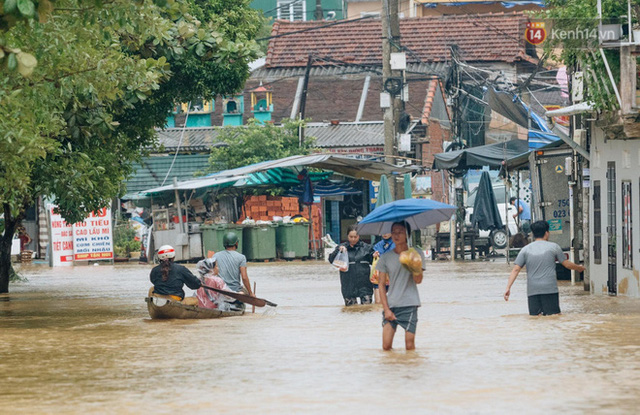  Mất điện, nước lũ gây ngập nặng, người dân Huế kiệt sức: “Chưa có năm nào khắc nghiệt như năm nay”  - Ảnh 20.