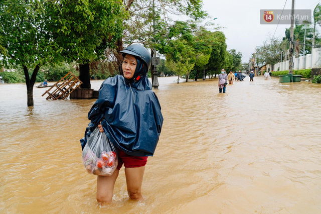  Mất điện, nước lũ gây ngập nặng, người dân Huế kiệt sức: “Chưa có năm nào khắc nghiệt như năm nay”  - Ảnh 21.