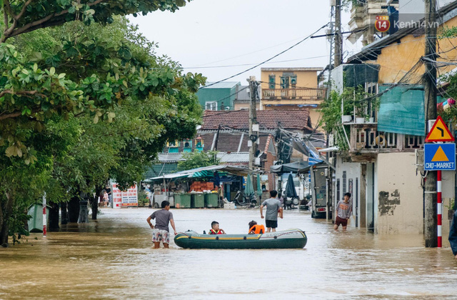  Mất điện, nước lũ gây ngập nặng, người dân Huế kiệt sức: “Chưa có năm nào khắc nghiệt như năm nay”  - Ảnh 24.