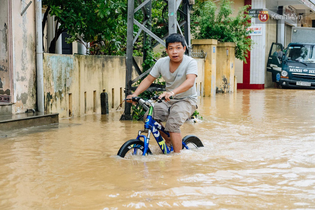  Mất điện, nước lũ gây ngập nặng, người dân Huế kiệt sức: “Chưa có năm nào khắc nghiệt như năm nay”  - Ảnh 5.