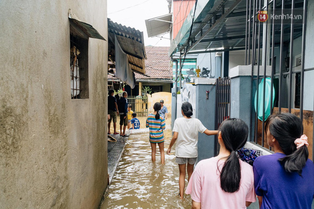  Mất điện, nước lũ gây ngập nặng, người dân Huế kiệt sức: “Chưa có năm nào khắc nghiệt như năm nay”  - Ảnh 10.