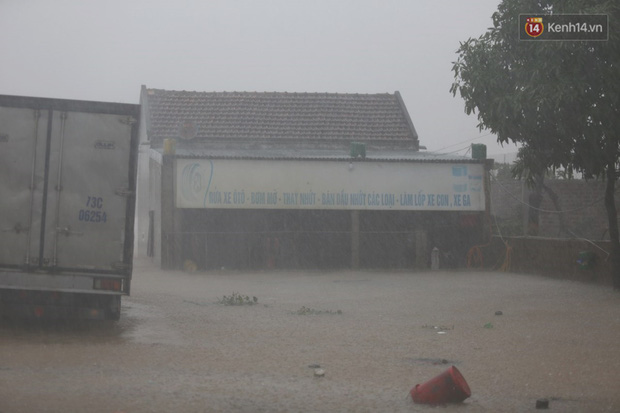 Ảnh: Mưa lũ lịch sử ở Quảng Bình, nước ngập quốc lộ 1A hơn một mét, xe cộ chôn chân hàng km - Ảnh 2.