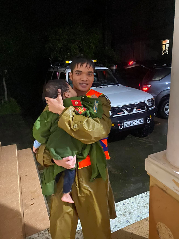  Vụ giải cứu 18 người mắc kẹt trong xe khách bị nước lũ cuốn trôi: Ấm lòng hình ảnh chiến sĩ công an cởi áo để ủ ấm, vỗ về bé trai 2 tuổi  - Ảnh 3.