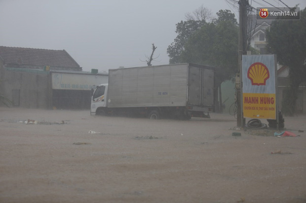 Ảnh: Mưa lũ lịch sử ở Quảng Bình, nước ngập quốc lộ 1A hơn một mét, xe cộ chôn chân hàng km - Ảnh 11.