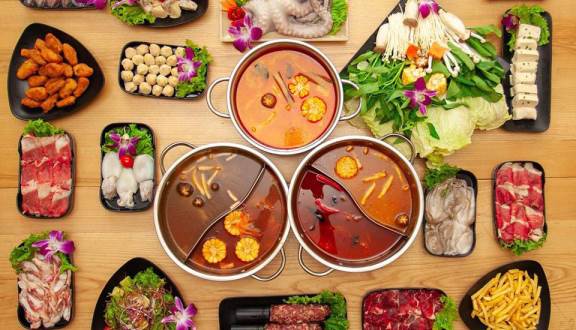  Hàng buffet lẩu ở Hà Nội tung chiêu: Giảm giá theo độ lùn của khách - Ảnh 1.