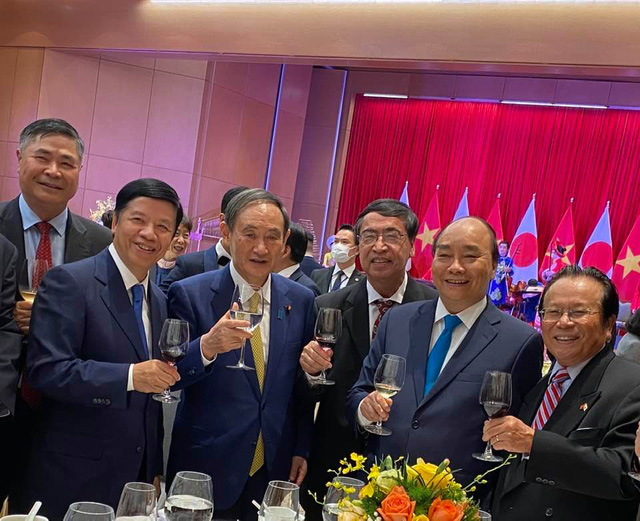 Nhắc tới bài Ghen Cô vy trong tiệc chiêu đãi, Thủ tướng Suga Yoshihide động viên mọi người giữ vững tinh thần lạc quan trước hiểm họa Covid-19 - Ảnh 1. Nhắc tới bài Ghen Cô vy trong tiệc chiêu đãi, Thủ tướng Suga Yoshihide động viên mọi người giữ vững tinh thần lạc quan trước hiểm họa Covid-19 - Ảnh 1.