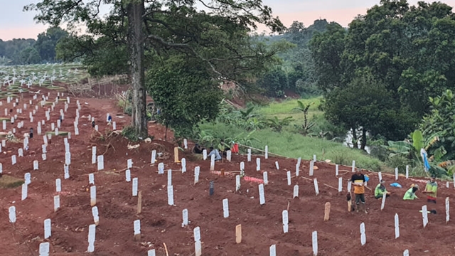Nghĩa trang Indonesia kín chỗ vì Covid-19 - Ảnh 1.