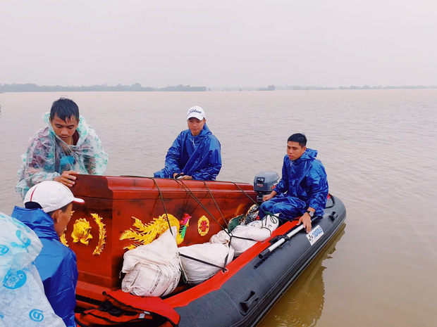 Biệt đội cano 0 đồng và những câu chuyện xúc động trên đường cứu trợ: Cả Quảng Bình trắng đêm giữa mưa lạnh, ước gì có thêm 100 chiếc cano - Ảnh 8. Biệt đội cano 0 đồng và những câu chuyện xúc động trên đường cứu trợ: Cả Quảng Bình trắng đêm giữa mưa lạnh, ước gì có thêm 100 chiếc cano - Ảnh 8.