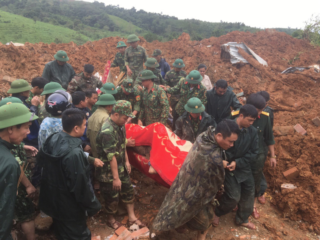 Bộ trưởng Bộ Quốc phòng: Bố trí việc làm cho vợ con các liệt sĩ hy sinh ở Huế, Quảng Trị  - Ảnh 1.