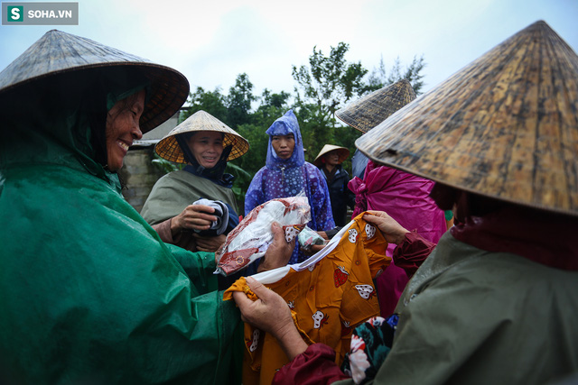 [Ảnh] Người phụ nữ ở Quảng Bình lao ra dòng nước lũ xin đồ ăn cho mẹ già bật khóc khi được cứu hộ khỏi ghe lật  - Ảnh 11.