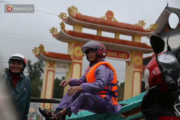 Tình người trong cơn lũ lịch sử ở Quảng Bình: Dân đội mưa lạnh, ăn mỳ tôm sống đi cứu trợ nhà ngập lụt - Ảnh 19.