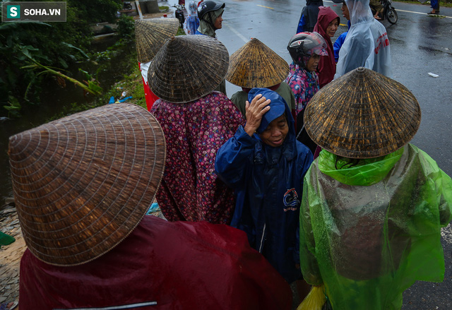 [Ảnh] Người phụ nữ ở Quảng Bình lao ra dòng nước lũ xin đồ ăn cho mẹ già bật khóc khi được cứu hộ khỏi ghe lật  - Ảnh 6.