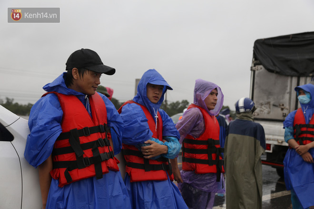 Tình người trong cơn lũ lịch sử ở Quảng Bình: Dân đội mưa lạnh, ăn mỳ tôm sống đi cứu trợ nhà ngập lụt - Ảnh 8.