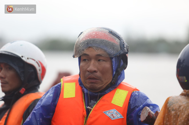 Tình người trong cơn lũ lịch sử ở Quảng Bình: Dân đội mưa lạnh, ăn mỳ tôm sống đi cứu trợ nhà ngập lụt - Ảnh 9.