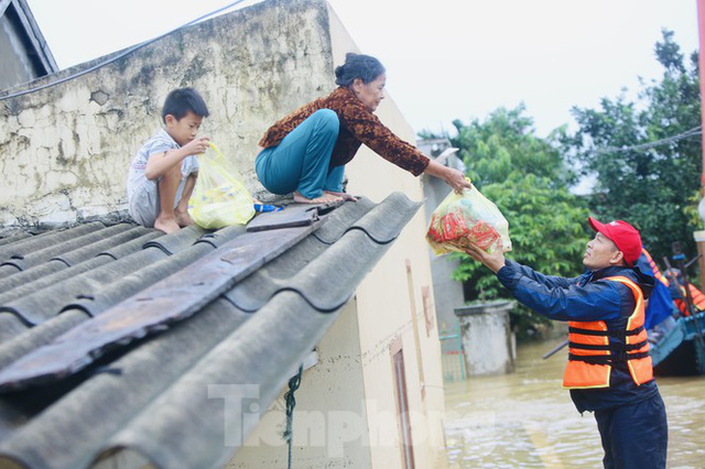  Sống trên nóc nhà, người dân Quảng Bình khắc khoải chờ lũ rút  - Ảnh 3.