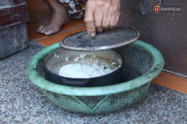 Gặp cụ bà lưng còng cõng bao quần áo, mì tôm ủng hộ người dân miền Trung: Hơn 200.000 đồng/tháng tôi ăn tiêu xả láng, giúp được phần nào hay phần đó - Ảnh 14.