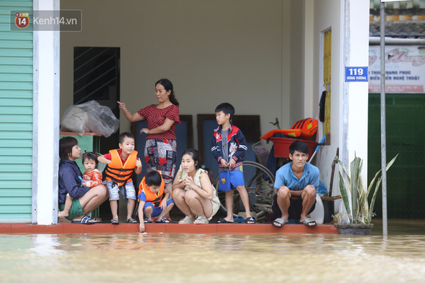 Hơn 2 tuần chịu trận lũ lịch sử, người dân Quảng Bình vẫn phải leo nóc nhà, bơi giữa dòng nước lũ cầu cứu đồ ăn - Ảnh 4.