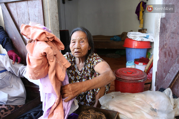 Gặp cụ bà lưng còng cõng bao quần áo, mì tôm ủng hộ người dân miền Trung: Hơn 200.000 đồng/tháng tôi ăn tiêu xả láng, giúp được phần nào hay phần đó - Ảnh 10.