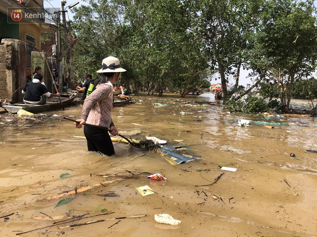 Ảnh: Người dân Quảng Bình bì bõm bơi trong biển rác sau trận lũ lịch sử, nguy cơ lây nhiễm bệnh tật - Ảnh 14.
