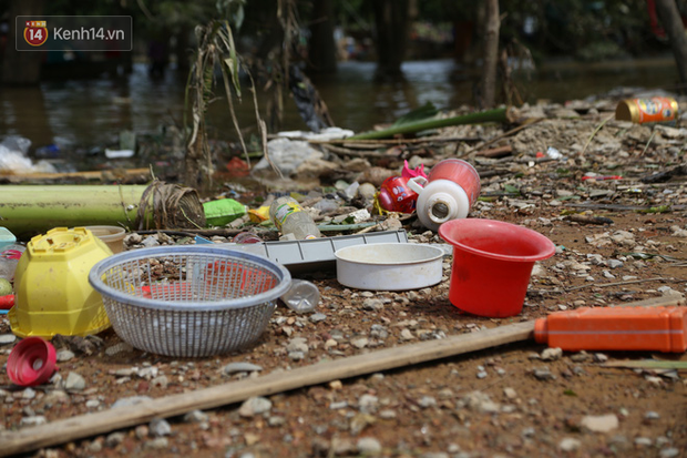 Ảnh: Người dân Quảng Bình bì bõm bơi trong biển rác sau trận lũ lịch sử, nguy cơ lây nhiễm bệnh tật - Ảnh 23.