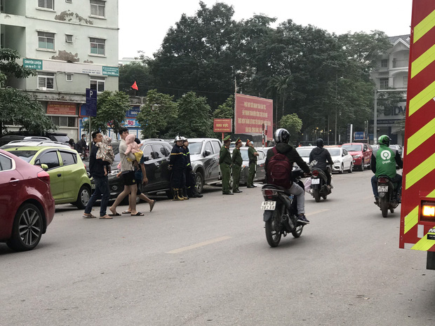 Hà Nội: Cháy lớn tại chung cư HH Linh Đàm, hàng nghìn người hoảng sợ tháo chạy vào sáng sớm - Ảnh 4.