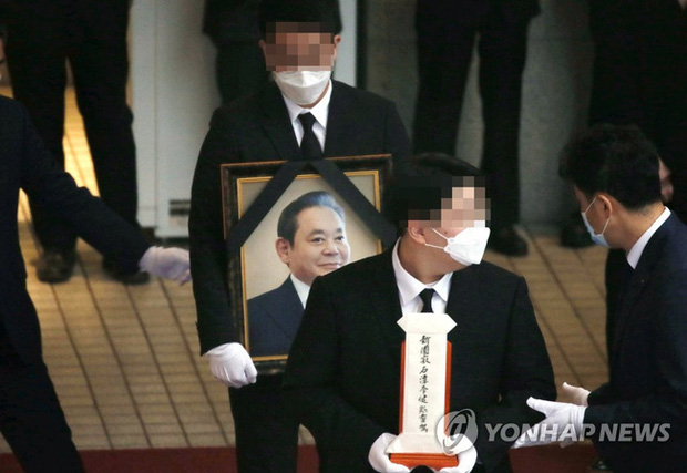 Lễ tang đưa tiễn chủ tịch Samsung về nơi an nghỉ cuối cùng: Gia quyến thất thần, chồng cũ cựu Á hậu Hàn Quốc cũng có mặt - Ảnh 1.
