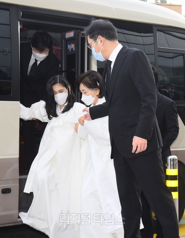 Lễ tang đưa tiễn chủ tịch Samsung về nơi an nghỉ cuối cùng: Gia quyến thất thần, chồng cũ cựu Á hậu Hàn Quốc cũng có mặt - Ảnh 11.