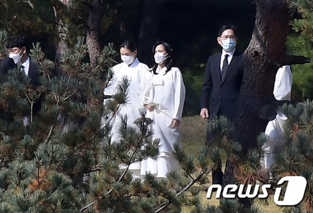 Lễ tang đưa tiễn chủ tịch Samsung về nơi an nghỉ cuối cùng: Gia quyến thất thần, chồng cũ cựu Á hậu Hàn Quốc cũng có mặt - Ảnh 15.