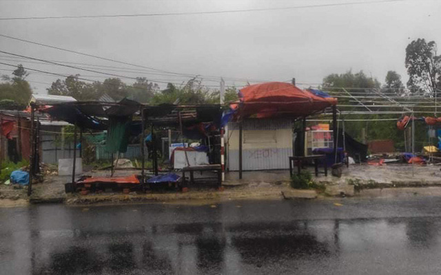 Đường phố Quảng Ngãi xơ xác, nhà dân tốc mái trước khi bão số 9 đổ bộ - Ảnh 3.