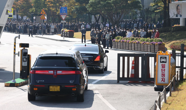 Lễ tang đưa tiễn chủ tịch Samsung về nơi an nghỉ cuối cùng: Gia quyến thất thần, chồng cũ cựu Á hậu Hàn Quốc cũng có mặt - Ảnh 5.