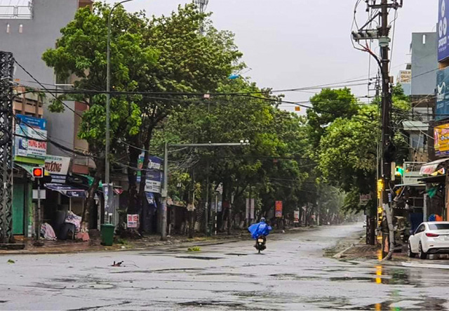 Đường phố Quảng Ngãi xơ xác, nhà dân tốc mái trước khi bão số 9 đổ bộ - Ảnh 7.