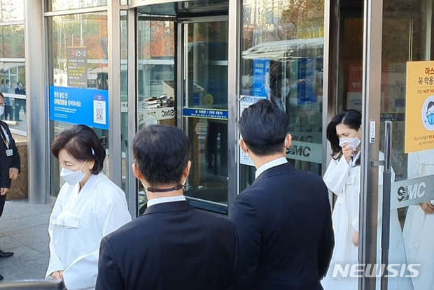 Lễ tang đưa tiễn chủ tịch Samsung về nơi an nghỉ cuối cùng: Gia quyến thất thần, chồng cũ cựu Á hậu Hàn Quốc cũng có mặt - Ảnh 7.