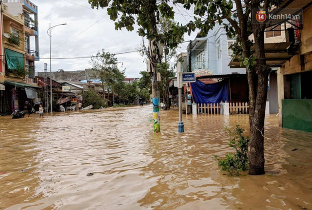  Bão đi qua, nhà sập hết nhưng người dân ven biển Quảng Ngãi vẫn chung tay giúp đỡ nhau, phụ vớt thuyền bị chìm lên bờ  - Ảnh 17.