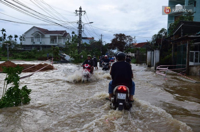  Bão đi qua, nhà sập hết nhưng người dân ven biển Quảng Ngãi vẫn chung tay giúp đỡ nhau, phụ vớt thuyền bị chìm lên bờ  - Ảnh 18.