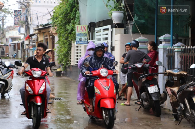 Bão đi qua, nhà sập hết nhưng người dân ven biển Quảng Ngãi vẫn chung tay giúp đỡ nhau, phụ vớt thuyền bị chìm lên bờ - Ảnh 19.