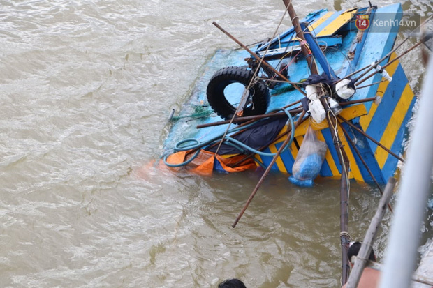  Bão đi qua, nhà sập hết nhưng người dân ven biển Quảng Ngãi vẫn chung tay giúp đỡ nhau, phụ vớt thuyền bị chìm lên bờ  - Ảnh 23.
