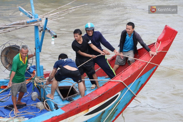  Bão đi qua, nhà sập hết nhưng người dân ven biển Quảng Ngãi vẫn chung tay giúp đỡ nhau, phụ vớt thuyền bị chìm lên bờ  - Ảnh 24.