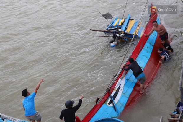  Bão đi qua, nhà sập hết nhưng người dân ven biển Quảng Ngãi vẫn chung tay giúp đỡ nhau, phụ vớt thuyền bị chìm lên bờ  - Ảnh 26.