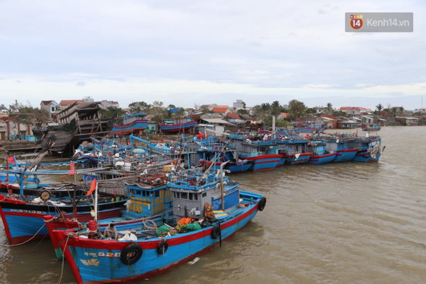  Bão đi qua, nhà sập hết nhưng người dân ven biển Quảng Ngãi vẫn chung tay giúp đỡ nhau, phụ vớt thuyền bị chìm lên bờ  - Ảnh 8.