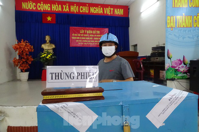  Người dân TPHCM đi bỏ phiếu về việc thành lập TP Thủ Đức  - Ảnh 5.