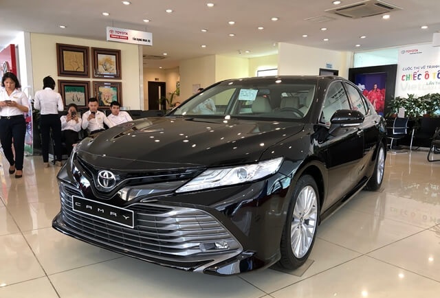  Thua đau Vinfast Lux, “tượng đài” sedan Toyota Camry, Mazda 6 giảm giá tới 50 triệu  - Ảnh 1.